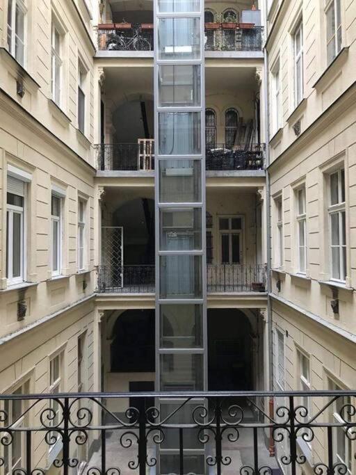 White Luxury Apartment Budapest Exteriör bild